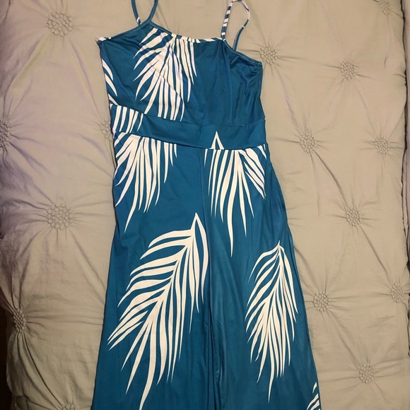 The perfect vacation jumpsuit! - Picture 2 of 4